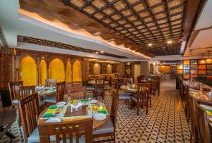 Restoran või mõni muu söögikoht majutusasutuses Lemon Tree Hotel Srinagar