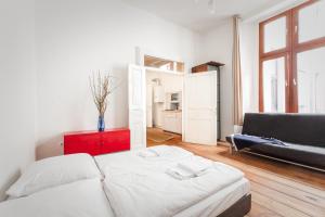 sala de estar con cama y sofá en 3 Bedroom Apartment (ACELI) en Berlín