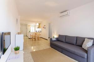 un salon avec un canapé et une salle à manger dans l'établissement Empuriabrava Apartaments No 5, à Empuriabrava