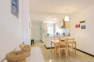 une cuisine et une salle à manger avec une table et des chaises dans l'établissement Empuriabrava Apartaments No 5, à Empuriabrava 24 autres photos