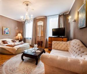 Televízia a/alebo spoločenská miestnosť v ubytovaní Aparthotel Oberża