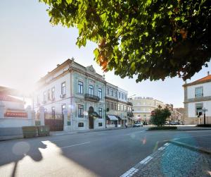une rue vide dans une ville avec des bâtiments dans l'établissement The Rex Hotel, à Porto
