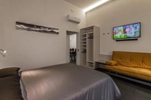 TV a/nebo společenská místnost v ubytování Casa Mirko - B & B con stazione ricarica auto elettriche parcheggio privato auto moto biciclette