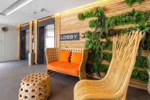 Posezení v ubytování Journeyhub Phuket Patong