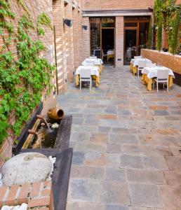 Un restaurante o sitio para comer en Hotel Alda Castillo de Olite