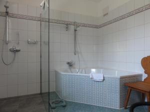 Koupelna v ubytování Familiengasthof Maier + 37 fotografií