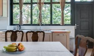 Villa Rotunda A في كوليمفاري: مطبخ مع طاولة عليها صحن فاكهة