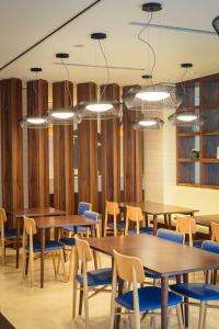 Un restaurante o sitio para comer en AP Victoria Sports & Beach