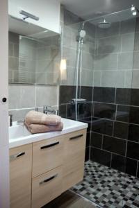 a bathroom with a sink and a shower at gite-civray-de-touraine Maison de Denise in Civray-de-Touraine