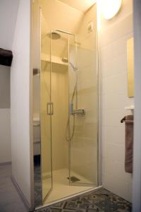 W łazience z przeszklonymi drzwiami znajduje się prysznic. w obiekcie gite-civray-de-touraine Maison de Denise w mieście Civray-de-Touraine