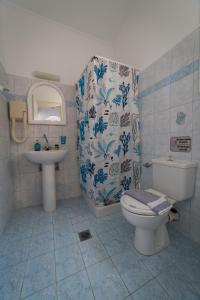 a bathroom with a toilet and a sink at Regina apartments Simotata Sissia in Lourdata