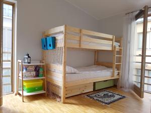 Letto a castello in legno in una camera con finestra di Sea Apartment in the Center a Pärnu