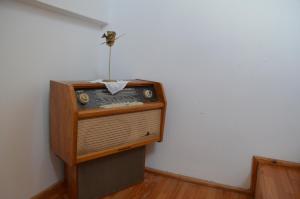 Son Vapur Butik Otel في غوكجيادا: راديو قديم جالس في زاوية غرفة