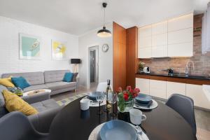 - un salon avec un canapé et une table dans l'établissement Apartament ProBaltica II Gdynia, à Gdynia