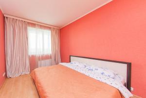 モスクワにあるApartment Coralの赤いベッドルーム(ベッド1台、窓付)