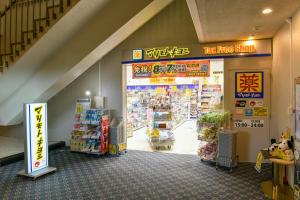 酒店内部或周边的超市或其他商店