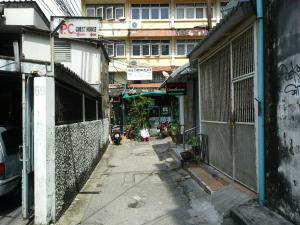 an alley in a city with a building at New Central Guesthouse in Bangkok