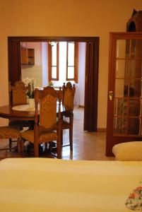 Habitación con mesa, sillas y comedor. en Casa S.Maria, en Levane