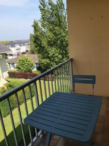 a blue bench sitting on a balcony at 2 PIECES CENTRE ET MER in Cabourg