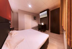 ein Schlafzimmer mit einem großen weißen Bett in einem Zimmer in der Unterkunft Alpha Hotel in Ostende