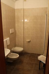 a bathroom with two toilets and a shower at Villa Belvedere 1849 in Misano di Gera dʼAdda