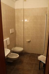 een badkamer met 2 toiletten en een douche bij Villa Belvedere 1849 in Misano di Gera dʼAdda