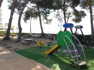 un parque infantil con tobogán en 1ª Linea con vistas mar, en Cambrils