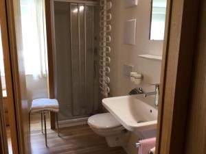 Koupelna v ubytování Gästehaus Pfandl + 34 fotografií