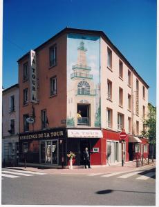 un edificio con un gran mural en su lateral en Residence De La Tour Paris-Malakoff, en Malakoff