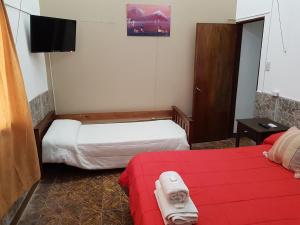 ein Hotelzimmer mit zwei Betten und einem Fernseher in der Unterkunft La Casa de Reyes Posada in Reyes + 79 Fotos