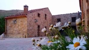 un edificio con un ramo de flores delante de él en Masseria Rocca di Gonato, en Castelbuono