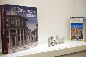 een plank met twee boeken en een boek bij Petit Studio Duomo , Florence in Florence