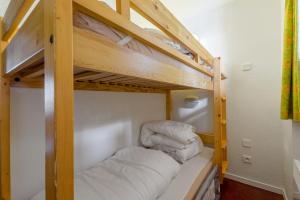 アヴォリアーズにあるResidence Le Douchka - maeva Homeの二段ベッド2組が備わる客室です。