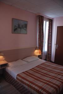 a hotel room with a bed and a window at Residence De La Tour Paris-Malakoff in Malakoff