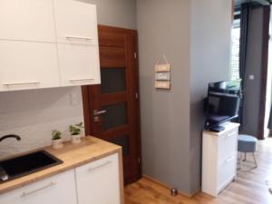 Kuchnia lub aneks kuchenny w obiekcie apartament Fanaberia