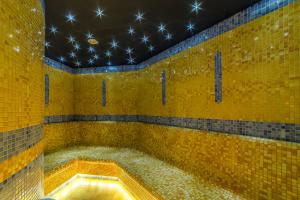 jacuzzi w pokoju z żółtymi płytkami w obiekcie Hotel Burkaty w mieście Białka Tatrzanska