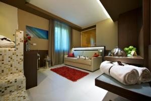 A bed or beds in a room at UNAHOTELS Villa dei Platani Foligno Még 37 kép