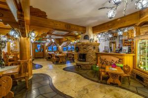 Restauracja lub miejsce do jedzenia w obiekcie Hotel Burkaty