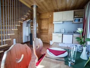 ザンクト・ローレンツェン・オプ・ムーラウにあるSplendid Holiday Home in Kreischberg Murau near Ski Resortのキッチン、ダイニングルーム(テーブル、椅子付)