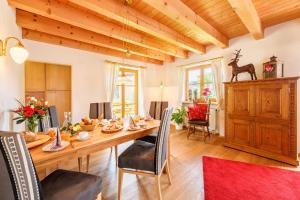 Un comedor con mesa y sillas de madera. en "Viktoria Chalet" - Annehmlichkeiten vom 4-Sterne Familien-und Wellnesshotel Viktoria nebenan können mitbenutzt werden, en Oberstdorf