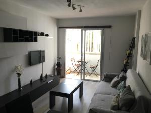 sala de estar con sofá y mesa en Vacacional Anaga ideal descanso parking gratuito en Santa Cruz de Tenerife