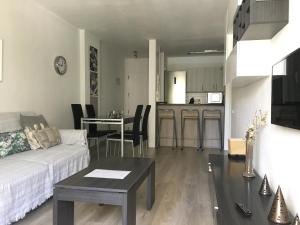 sala de estar con sofá y mesa en Vacacional Anaga ideal descanso parking gratuito en Santa Cruz de Tenerife