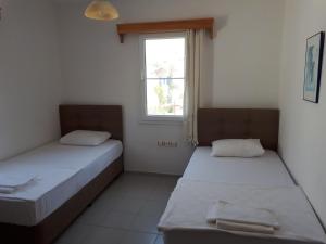 A bed or beds in a room at Paradise Apart Hotel Még 30 kép