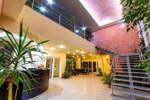 蒂米什瓦拉Hotel Torontal的大堂设有螺旋楼梯和植物