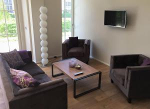 uma sala de estar com dois sofás e uma mesa de centro em Anker Guest House em Bielefeld