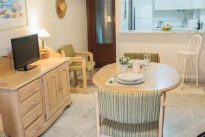 TV a/nebo společenská místnost v ubytování Jardín de Mariote Apartment