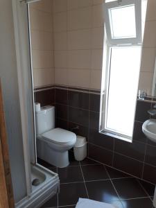 A bathroom at Paradise Apart Hotel