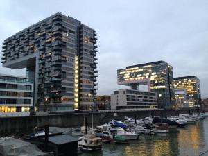 zwei hohe Gebäude neben einem Hafen mit Booten in der Unterkunft Odessa in Köln