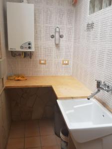 W łazience znajduje się biała umywalka i blat. w obiekcie Villa Aurora Per Vacanze w mieście Palermo
