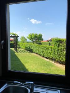 una ventana con vistas a un campo de césped en Ivanovi Kolibi Villa, en Lozenets